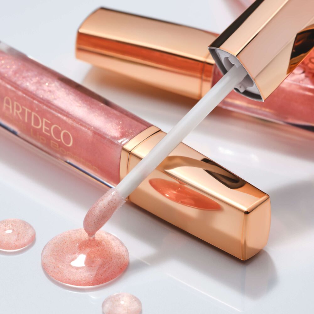 Produktbild eines Hot Chilli Lip Boosters, welcher den Lipgloss auf den Tisch tropfen lässt.