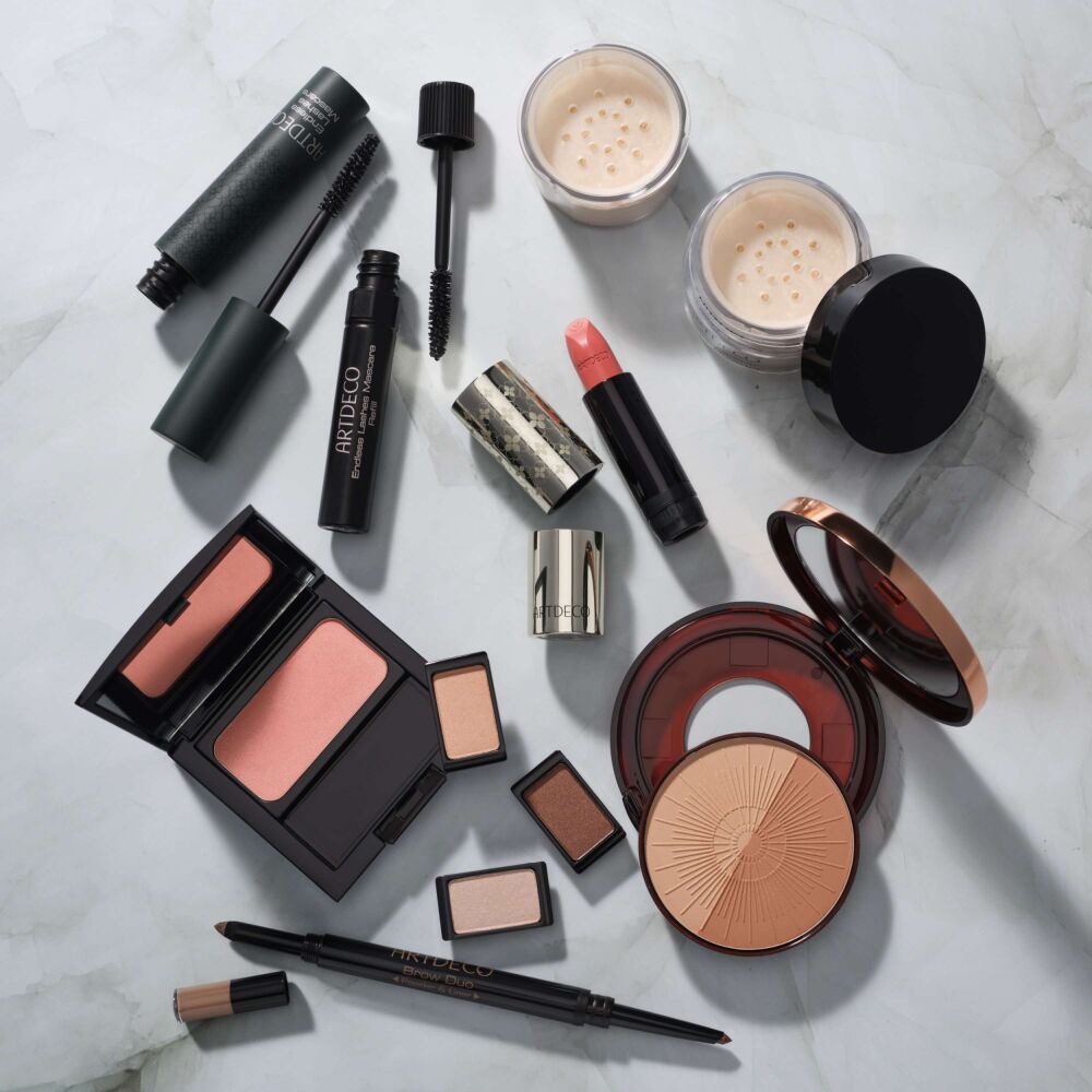 Verschiedene Artdeco Refillable Produkte in ihren Einzelteilen, die zeigen, wie sie nachgefüllt werden.