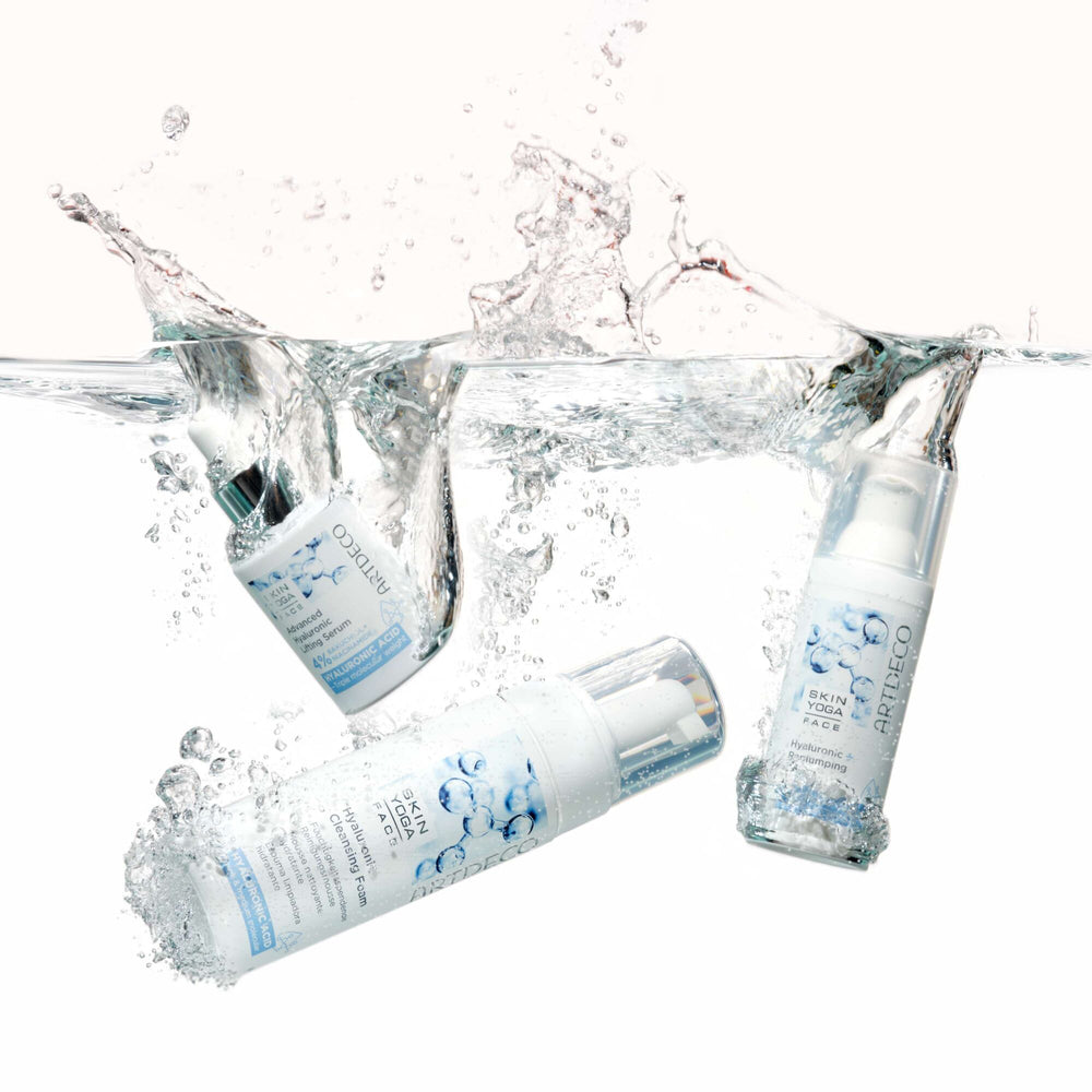 Alle Produkte der neuen Hyaluron Gesichtspflege von ARTDECO fallen ins Wasser um die Eigenschaft der Produkte, intensiv Feuchtigkeit zu spenden, darzustellen.