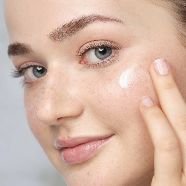 Anwendungsbild eines tiefenwirksamen Serums auf dem Gesicht.