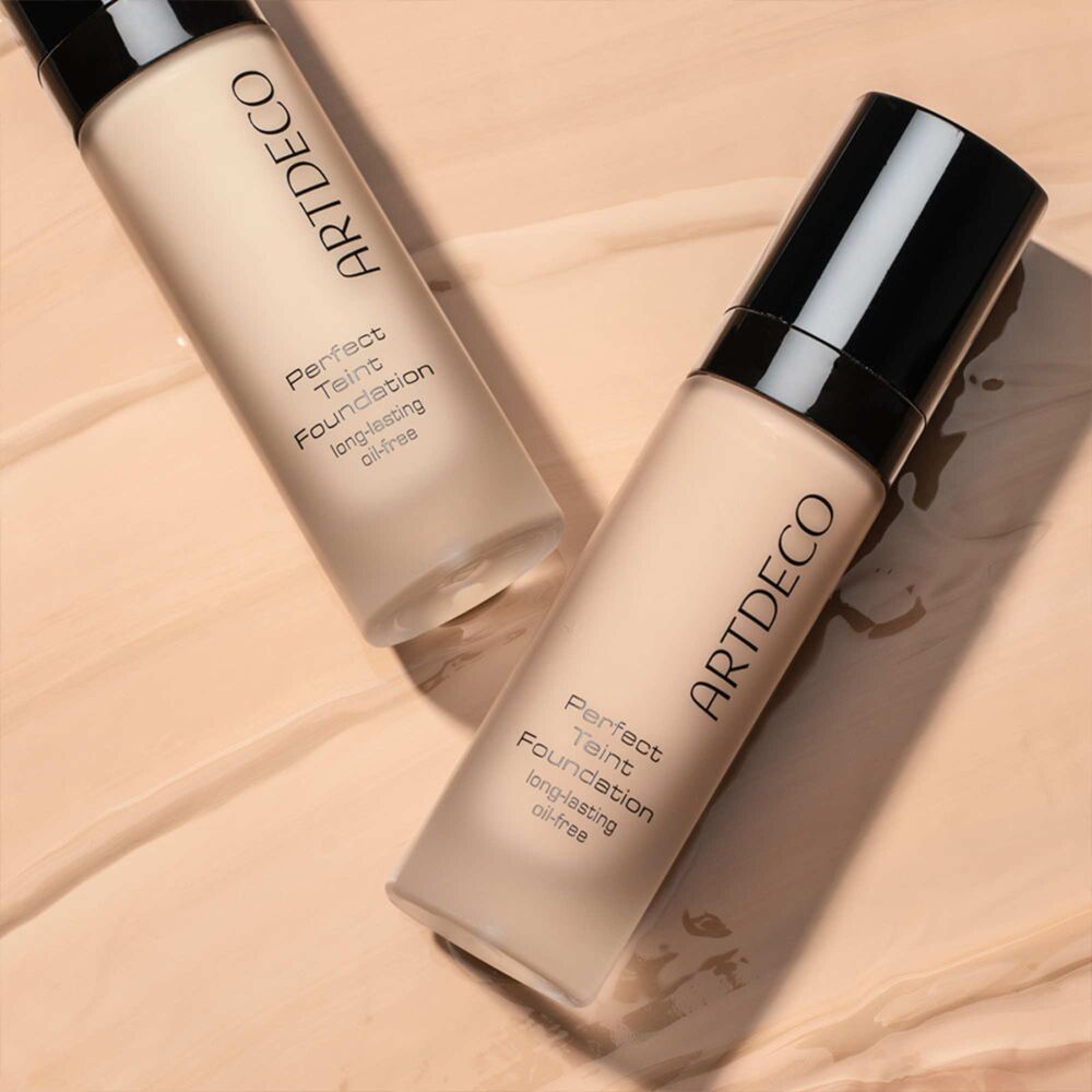 Produktbild mit zwei Perfect Teint Foundation. Die Foundations liegen auf einem Swatch.