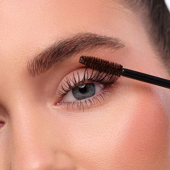 Braune Mascara wird auf Wimpern aufgetragen, um ein natürliches Ergebnis zu erhalten. 