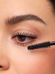 Letzter Schritt, um die Wimpern richtig zu tuschen ist es die Mascara auf die unteren Wimpern aufzutragen. 