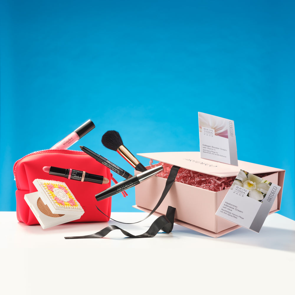 Spring Beauty Box für 49,95€ statt 100€! Alle Produkte der Spring Box schweben vor blauem Hintergrund.