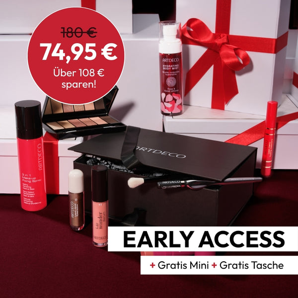 Produkte des ARTDECO Online Exclusive Adventskalenders werden innerhalb der Geschenkbox und außerhalb der Geschenkbox auf gestapelten Geschenken gezeigt. Das Early-Access-Angebot zeigt einen Preis von 74,95 € sowie Gratis-Mini und eine Gratis-Tasche.