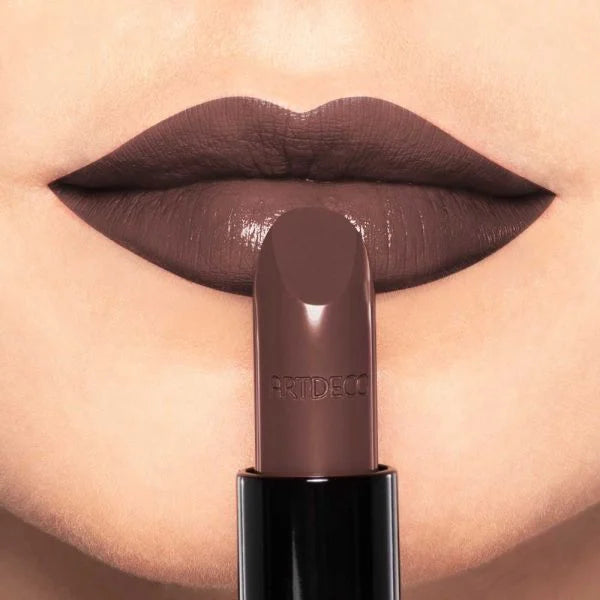 Lippen Close-up mit Perfect Color Lipstick N°847 und Soft Lipliner N°148