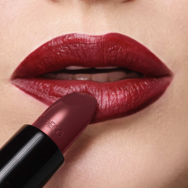 Lippen Close-up mit Perfect Color Lipstick N°810 und Invisible Lip Contour