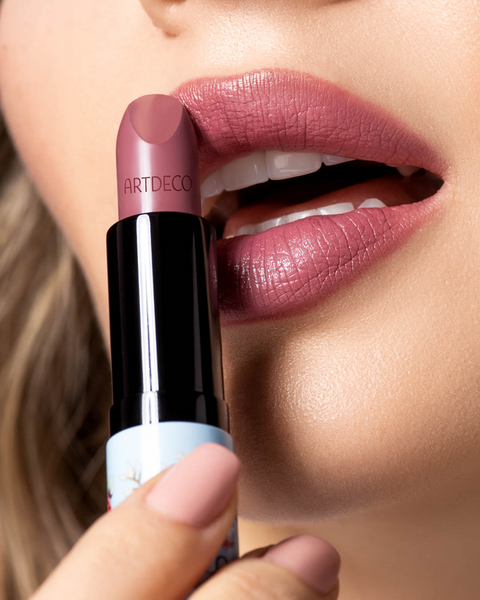 Lippen Close-up mit Perfect Color Lipstick N°825 und Soft Lipliner N°124