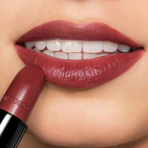 Lippen Close-up mit Perfect Color Lipstick N°835 und Soft Lipliner N°195