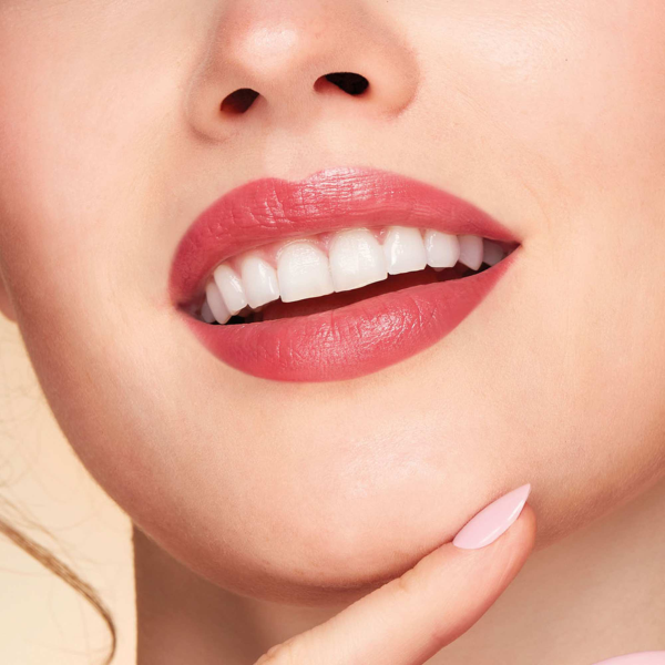 Lippen Close-up mit Perfect Color Lipstick N°883 und Soft Lipliner N°114